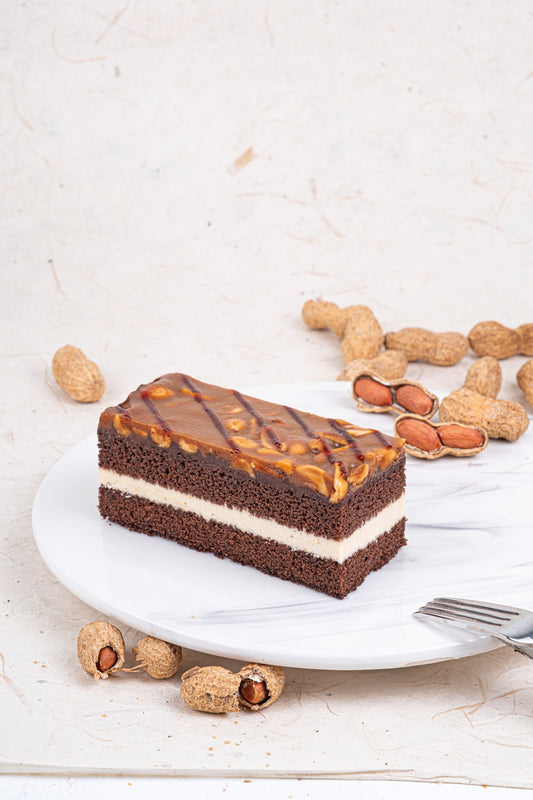 PEANUT CARAMEL CAKE (10 SLICES)